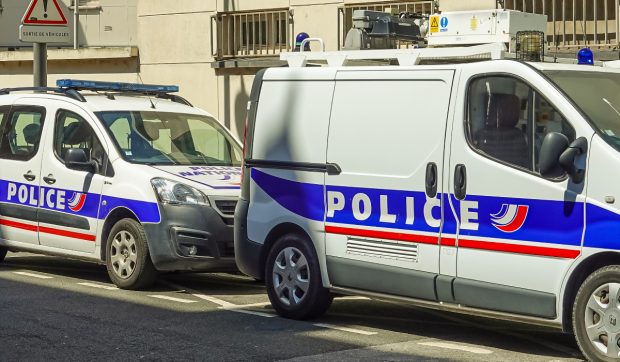 Un copil de 7 ani i-a înjurat și amenințat cu un cuțit pe director și pe un alt angajat, într-o școală din Franța