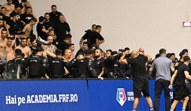 Fanii români s-au bătut cu jandarmii la meciul de futsal România-Ungaria