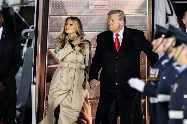 Imagine Stire Cât costă trenciul Burberry purtat de Melania Trump la sosirea în Marea Britanie. A făcut o alegere vestimentară stilată și scumpă | 2review.ro