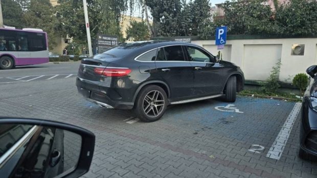 Un bărbat din Cluj, prins parcat pe două locuri pentru persoane cu handicap, a stârnit o adevărată furtună în online