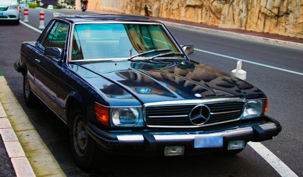 Un bătrân nu s-a putut despărți de un Mercedes SL 350, iar după ce l-a vândut cu 21.000 de euro s-a dus să îl fure de Crăciun