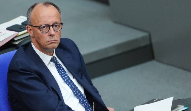 Extrema dreaptă AfD din Germania e acum la egalitate cu creștin-democrații cancelarului Merz