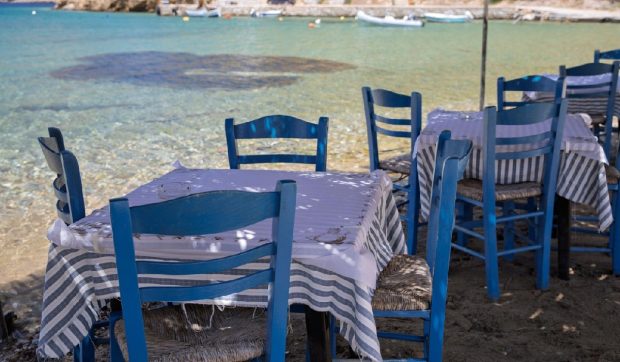 Turiștii din Grecia renunță la mesele la restaurant pentru a lua cina din supermarket