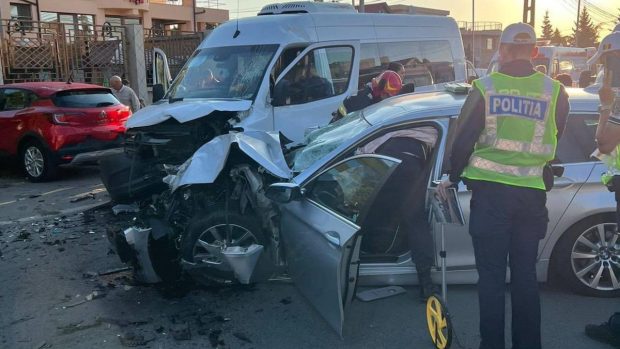 V prometni nesreči v Hasu umrl voznik, dva ranjena