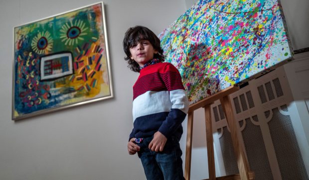 Puștiul-minune de 12 ani care primește 50 de euro pe lună bani de buzunar, chiar dacă tablourile lui se vând și cu 30.000 de euro