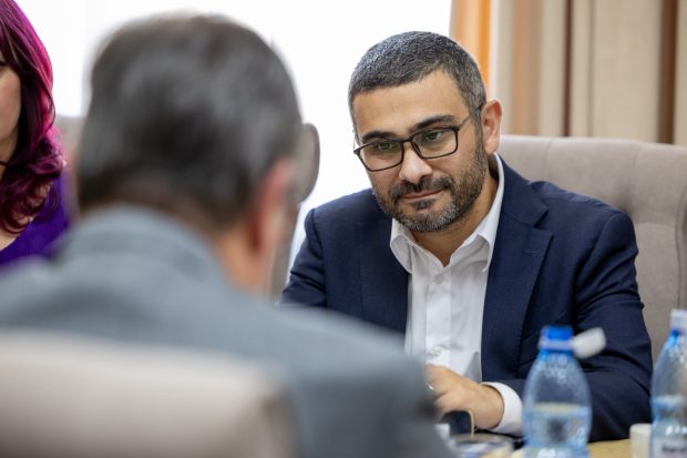 Românii care pot primi vouchere de până la 39.900 de lei. Ministrul Florin Manole spune cine este eligibil