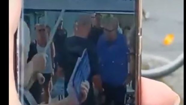 Momentul în care Andrej Babis este lovit cu o cârjă în cap, la un miting electoral, în Cehia: „Fostul premier a fost la control de ziua lui. Avea dureri” | VIDEO