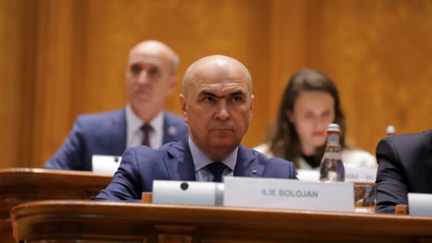 Toate cele patru moțiuni de cenzură depuse împotriva Guvernului Bolojan au fost respinse în Parlament. Ce urmează