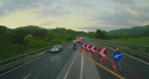 Un șofer român de TIR a filmat momentul în care un motociclist îi taie calea, în Italia: „Și dacă îl prindeam?”