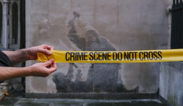 Muralul lui Banksy din Londra, cu judecătorul care lovește protestatarul, a fost șters la ordinul autorităților | VIDEO