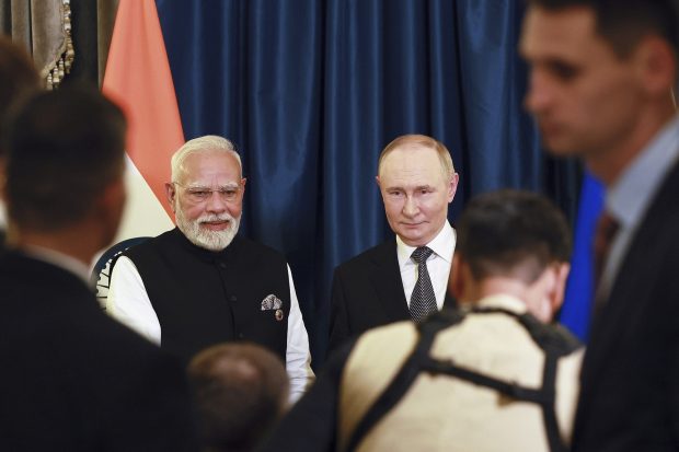 Putin și Modi, surprinși ținându-se de mână la summit, în timp ce Xi acuză Occidentul de „bullying”
