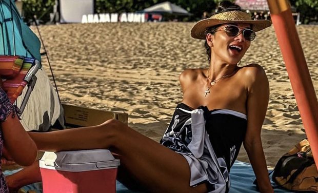 O filmare cu Nicole Scherzinger în costum de baie se putea termina prost. Virală pe internet după ce s-a împiedicat în apă