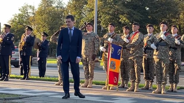 Nicușor Dan a uitat protocolul înaintea intonării imnului, la Timișoara, unde a depus o coroană de flori la Monumentul Crucificării | VIDEO