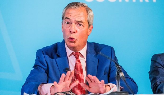 Românii care au migrat legal în Marea Britanie, puși în pericol de planul lui Nigel Farage: „O încercare disperată și josnică”