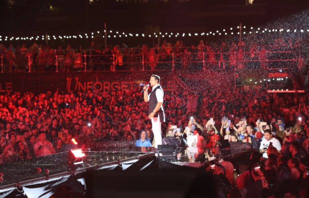Imagine Stire Vedeta care a stat de vorbă cu Nikos Vertis în culisele concertului său din Piața Constituției din București. A fost impresionată: „De neuitat” | 2review.ro