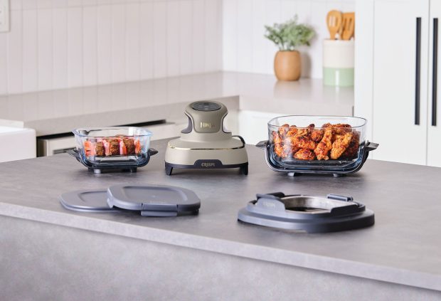 NINJA CRISPi, primul airfryer portabil cu recipient de sticlă, a ajuns în România