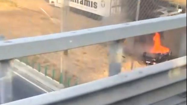 O mașină a căzut de pe pasajul Berceni și a luat foc. Șoferul a murit carbonizat | VIDEO