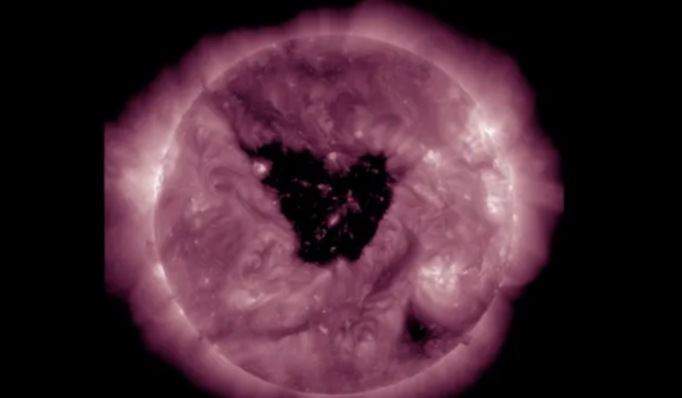 O pată gigantică în formă de fluture a apărut pe Soare și ar putea declanșa aurora boreală pe Pământ