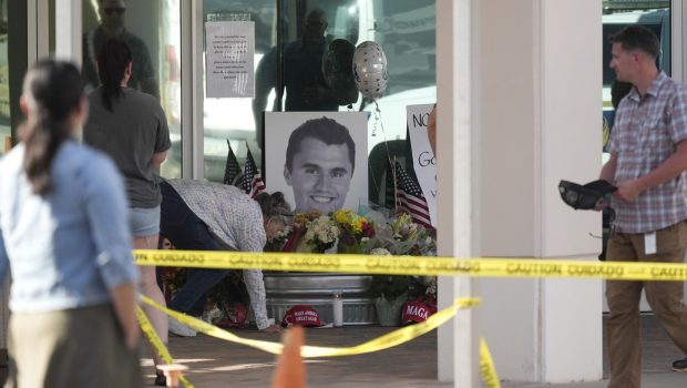 FBI a publicat primele fotografii cu omul pe care îl caută pentru uciderea lui Charlie Kirk