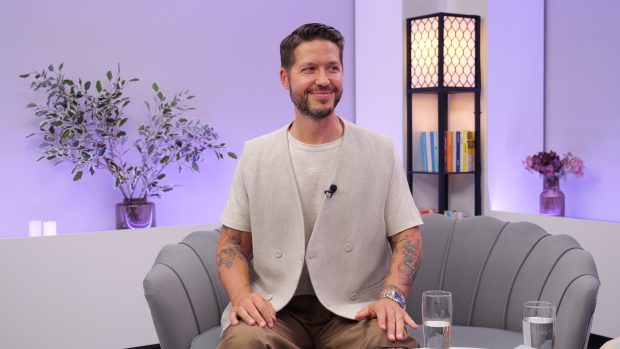 Imagine Stire Jorge, dezvăluiri fără perdea în prima ediție „Dincolo de copertă”. Ce i-a spus tatăl lui în ziua în care a devenit major: „Să știi că tu ajungi la pușcărie nu eu” | 2review.ro