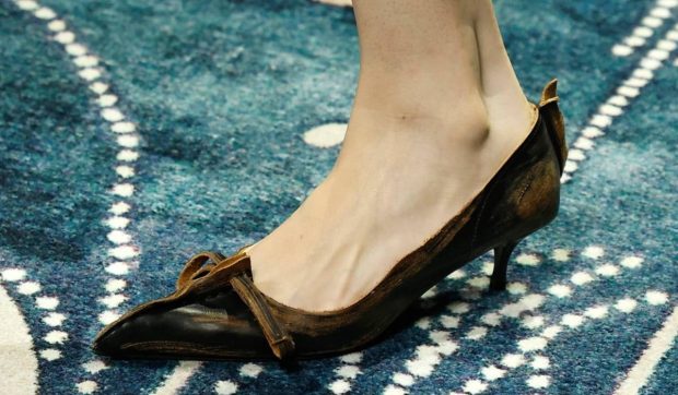 Prada a lansat o pereche de pantofi de aproape 1.200 de euro care „seamănă leit” cu opincile: „Un român nu ar da atâția bani”
