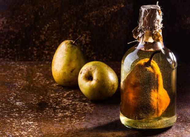 Cum se introduc fructe întregi în sticlele de alcool
