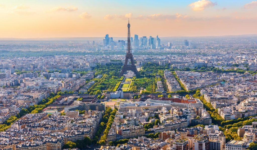 Vedere aeriană asupra Parisului și Turnului Eiffel, frumoasă panoramă a capitalei Franței.
