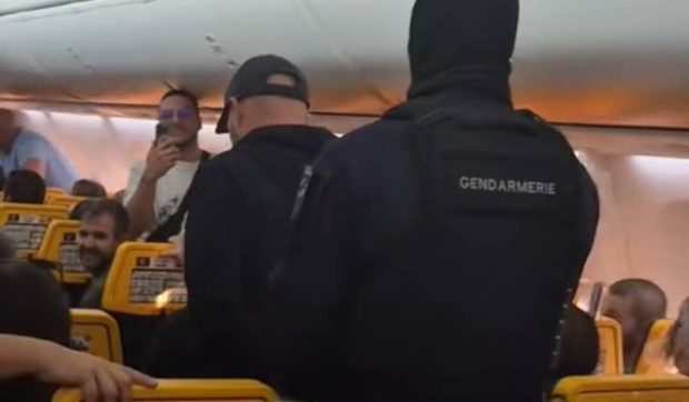 Petrecere de burlaci pe un zbor Ryanair, finalizată cu aterizare de urgență și arestări în Franța