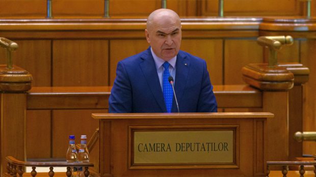 Patru moțiuni de cenzură contra Guvernului Bolojan dezbătute și votate astăzi în Parlament. Niciodată nu s-a mai întâmplat asta