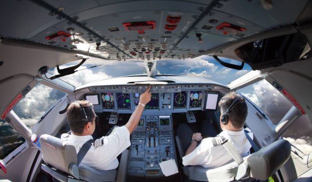 Zborurile care trebuiau să aterizeze pe Aeroportul din Otopeni au fost amânate din cauza vântului puternic. Traficul rutier e și el afectat