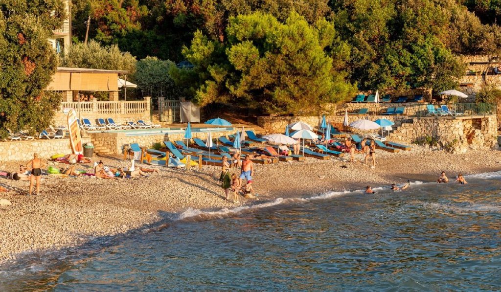 Utjeha, Muntenegru, 22 august 2025, Oameni relaxându-se pe plajă și înotând în Marea Adriatică
