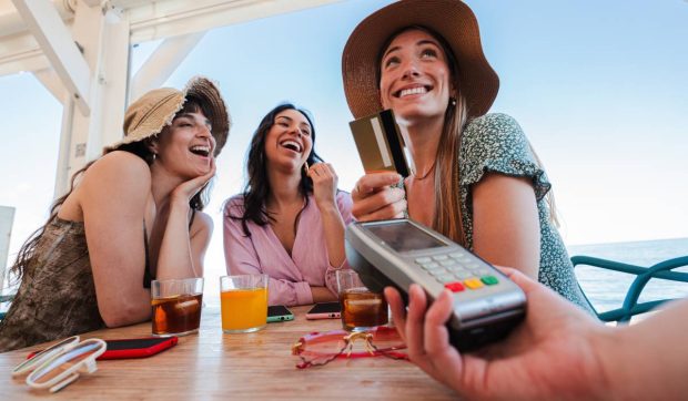 O destinație turistică iubită de români vrea să devină prima țară care renunță complet la plata cu bani cash