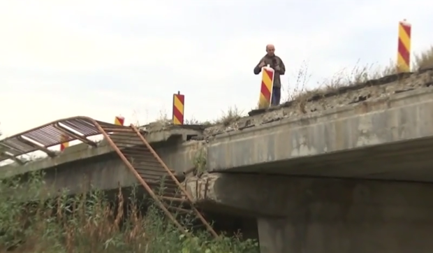 Un pod din Brașov pe care trec zilnic sute de TIR-uri stă să cadă: „Am aflat că s-a prăbușit singur. Doamne ferește!”