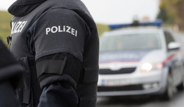 Un român a fost oprit de poliție pe o autostradă din Austria și dus imediat la secție: ce ascundea în duba pe care o conducea