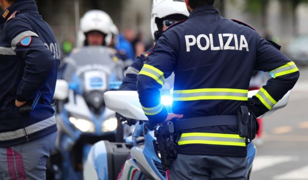 Un român a plecat cu familia în vacanță, în Italia, și a ajuns într-o celulă cu șase deținuți din cauza altui român cu același nume
