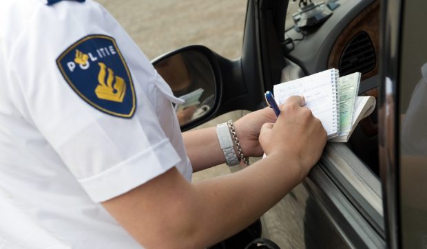 De frică să nu i se termine motorina, un șofer român a condus cu 86 km/h peste limita legală și a rămas fără BMW și fără permis, în Olanda
