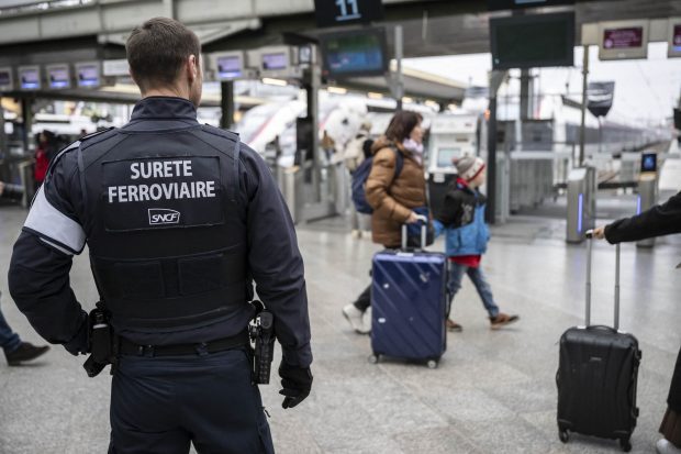 Bărbat prins cu bijuterii de 10 milioane de euro ascunse în lenjeria intimă, la Paris: „O șosetă plină: colier, cercei, inel și un Rolex!”