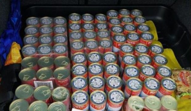 O clientă Kaufland care a luat zeci de conserve de roșii la ofertă s-a trezit pusă la zid pe rețelele de socializare: „Ca un vultur”