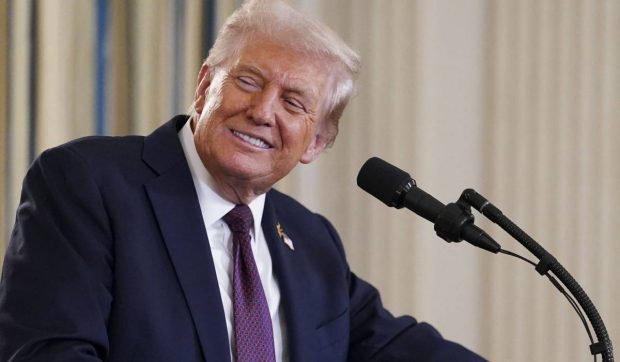 Trump lansează moneda de 1 dolar, cu chipul său. Cum arată moneda care anunță „o națiune gata de luptă” și care marchează a 250-a aniversare a Americii