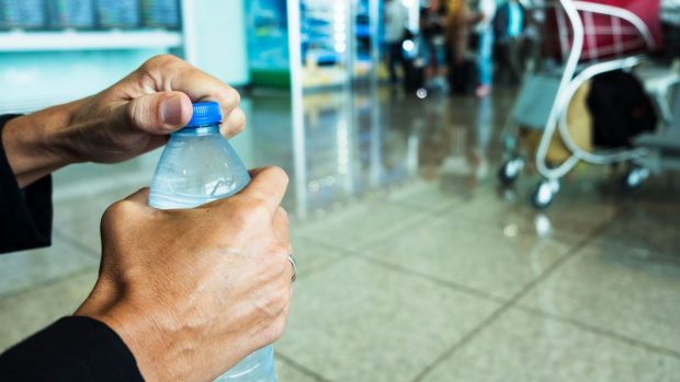 Preț plafonat pentru sticla cu apă vândută în aeroport, metrou și gară. Cât bani vor da românii