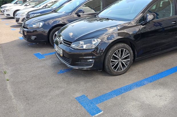 Locuri de parcare în Brașov, scoase la licitație de primărie: „La sala de sport a Școlii Gimnaziale nr.1″