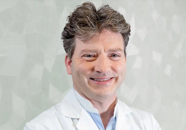 Dintele implantat în ochi redă vederea unui bărbat orb: „Fericire de nedescris când mi-am văzut din nou nepotul de 2 ani și am observat cât crescuse”