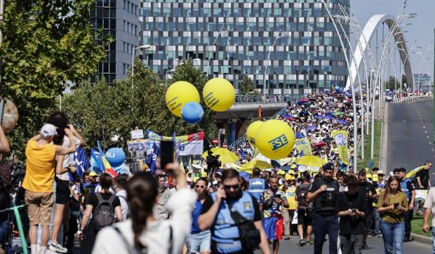Peste 15.000 de oameni care participă la protestul profesorilor se îndreaptă spre Cotroceni, pentru că Daniel David i-a ignorat