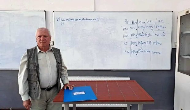 Un profesor de 80 de ani, care predă fizică în Alba, începe luni al 56-lea an școlar în fața elevilor