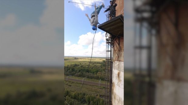 O mamă a murit de ziua ei, în fața fiului, pentru că a vrut să facă un selfie după ce a sărit în gol 88 de metri