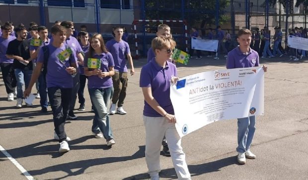 Elevii, profesorii și părinții luptă împreună pentru școli mai sigure: ONG-urile pot aplica pentru granturi de 10.000 €