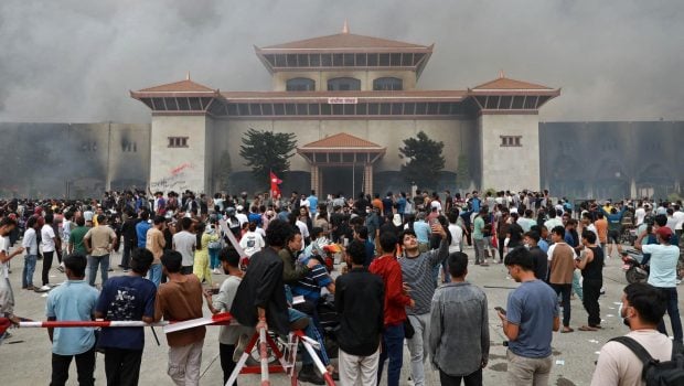Parlamentul din Nepal a fost incendiat de către protestatari după demisia premierului