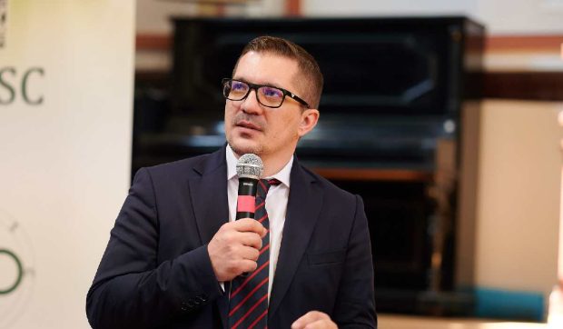 Psihologul Mihai Copăceanu cere interzicerea trotinetelor electrice, după moartea băiatului de 13 ani. „Infrastructura este jenantă și criminală”