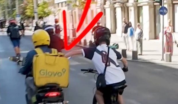 Un puști pe bicicletă a furat din mers mâncarea din geanta unui livrator din București, apoi a fugit | VIDEO