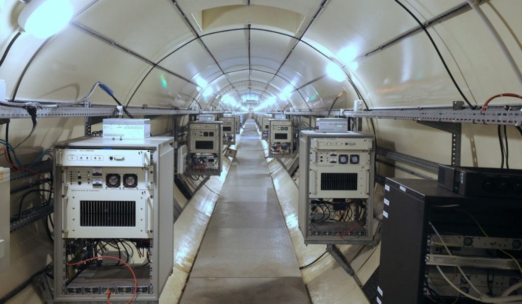 Imagine din interior a radarului Nostradamus, la o fostă bază aeriană americană din Crucey, pe 4 septembrie 2025.
